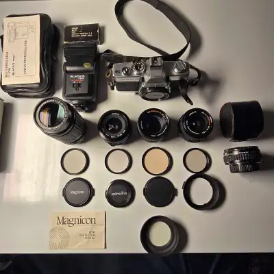 Complete Minolta SRT SC-II camera kit, in exceptional good condition. This vintage set includes the...