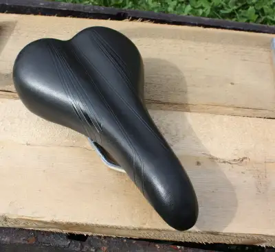 GIANT Bicycle Seat / Saddle / Selle de vélo en parfait état, View more