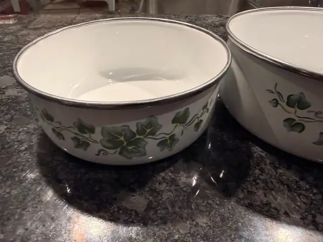2 vintage ivy enamelware nesting bowls538903055822366721