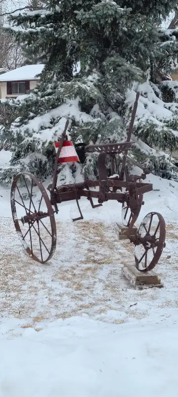 ANTIQUE   Planter/Seeder3 Wheel  angled  Horse Drawn  Planter in Patio & Garden Furniture in Regina - Image 6