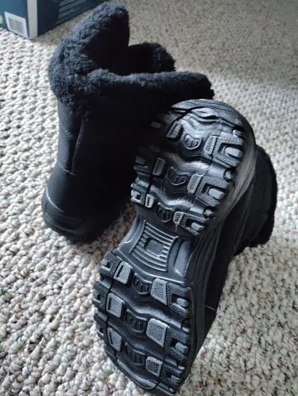 New light weight Women's winter boots for sale. in Women's - Shoes in Calgary - Image 5
