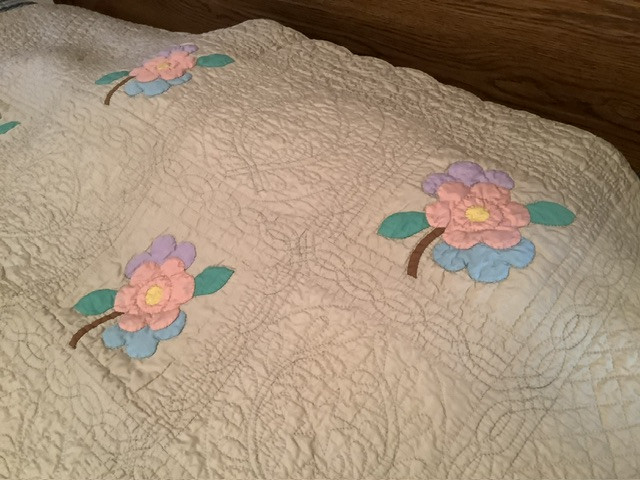 Antique/Vintage Flowered Twin Extra Large Size Quilt  in Bedding in Belleville - Image 4