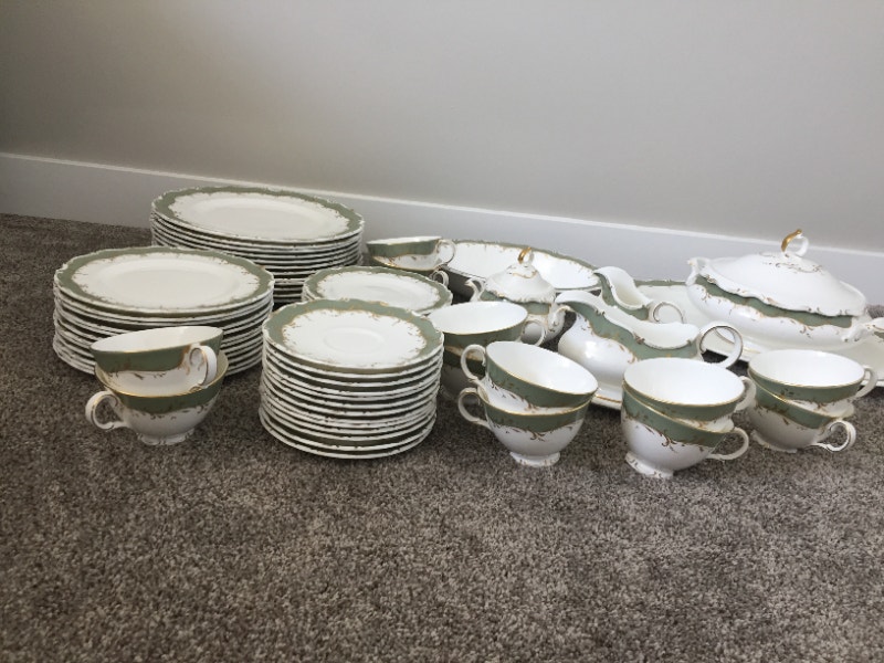 Royal Doulton china dinnerware set Kitchen & Dining Wares Winnipeg