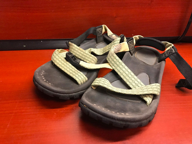 The North Face Girls Size 9 Sports sandals in Women's - Shoes in Oshawa / Durham Region - Image 3