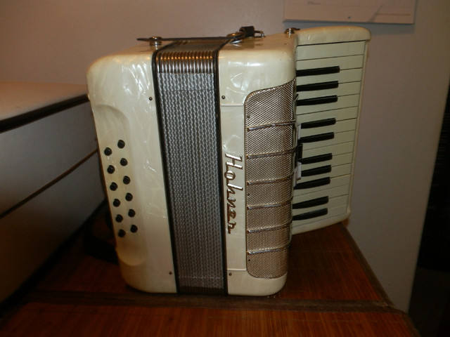 HOHNER Accordion JR 12 Bass Pearl White. With Case! Made in Germ in Pianos & Keyboards in Dartmouth - Image 4