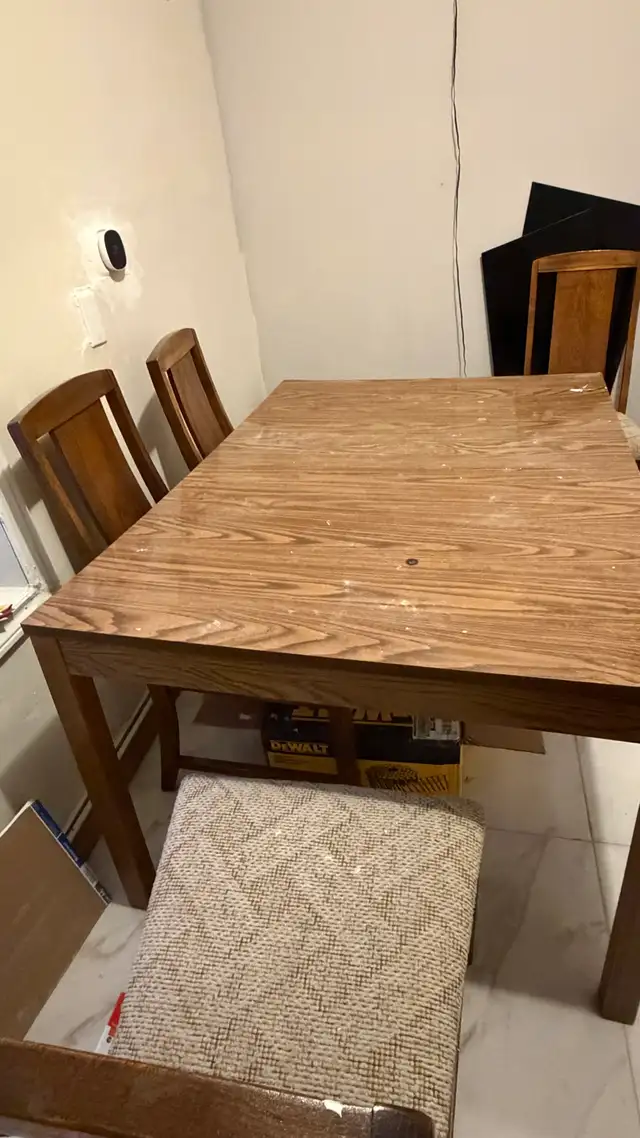 dining table with 4 chairs in Dining Tables & Sets in Hamilton - Image 4