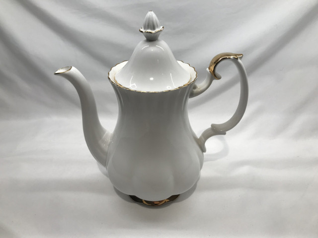 Perfect Condition Royal Albert Val D'or Coffee Pot Teapot in Arts & Collectibles in Winnipeg