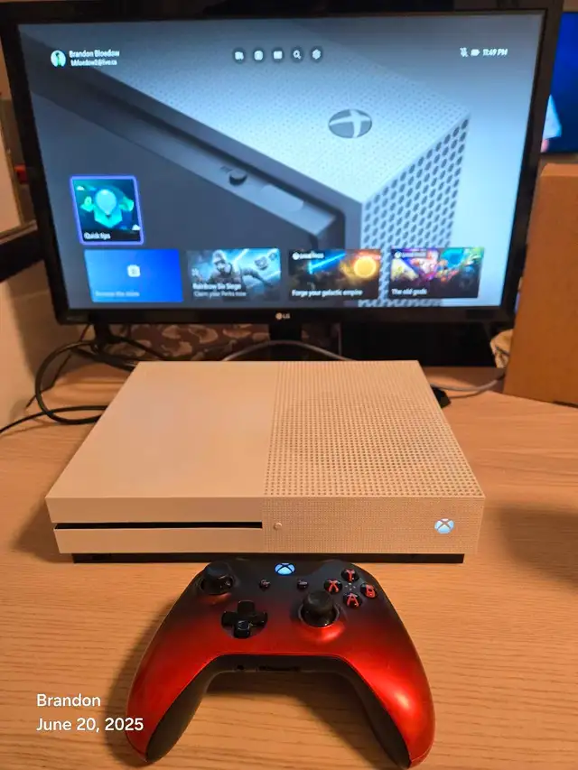 Xbox One S. 1TB. CLEAN.Complete bundle, controller and cables.62863282179329125