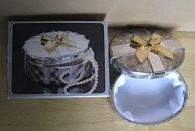 VINTAGE SILVER PLATED OVAL JEWELRY BOX WITH GOLD PLATED BOW BY REGAL - ONLY $10 Please see my other...