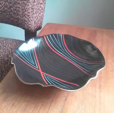 This beautiful mid-century modern ceramic dish is in near mint vintage condition. A hard-to-find exa...