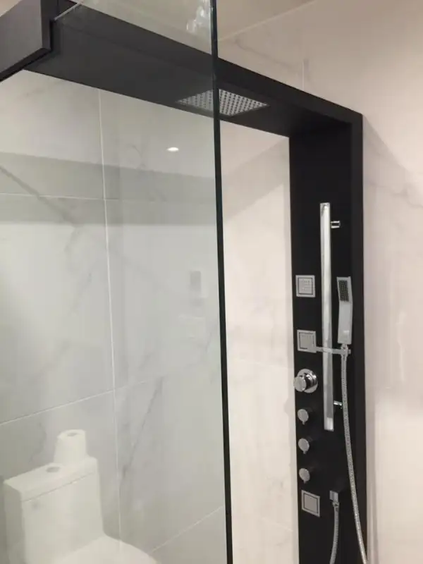 COLONE DE DOUCHE FABRIQUÉ AU QUÉBEC ÉMAILLÉ EN NOIR OU BLANC in Plumbing, Sinks, Toilets & Showers in Gatineau - Image 2