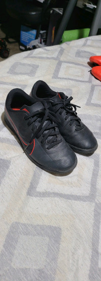 FREE DELIVERY!! Soccer Cleats Nike size 3y $15