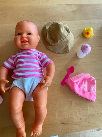 Maison sans tabac La Poupée est de marque miniland Tout le corps est en plastique, bébé fille