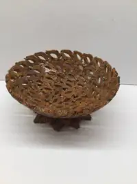 Petit bol artisanal fait avec des écales d’amandes, vernis