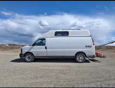 English to follow Van aménagé Chevrolet Express 3500. Modèle 2003, entièrement équipé et autonome, d...