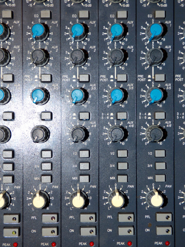 || TRADE || Soundtracs  SOLO 24-4-2 Analogue Mixer (24 Channels) in Pro Audio & Recording Equipment in Bedford - Image 4