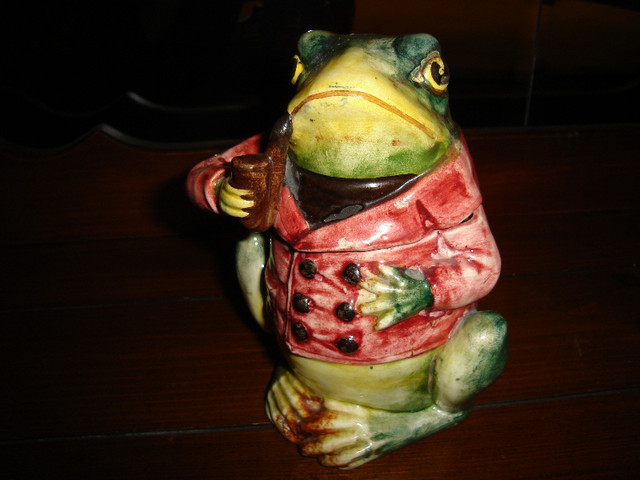 MAJOLICA FROG WITH PIPE HUMIDOR - ANTIQUE in Arts & Collectibles in Oshawa / Durham Region - Image 3