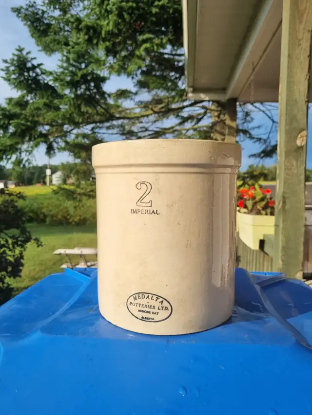 Antiquités(poterie,balance,tordeur) in Arts & Collectibles in Longueuil / South Shore - Image 3