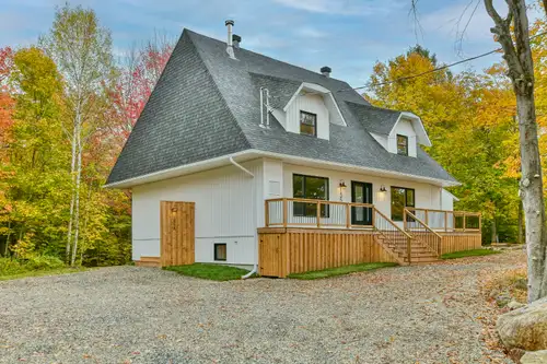 NOUVEAU PRIX! DISPONIBLE MAINTENANT Grand Rez-de-jardin incluant : - 1 SDB complète - Entrées Laveus...