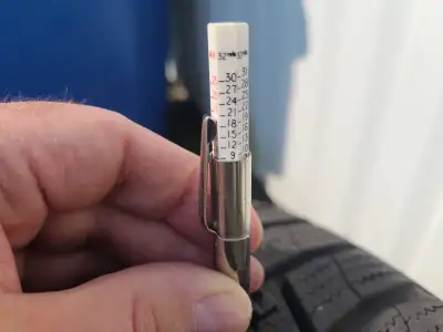 4 Pneus d'hiver Nexden Winguard Sport 205/45 R17 Ils étaient sur une Fiat 500e. À 9/32", ces pneus s...