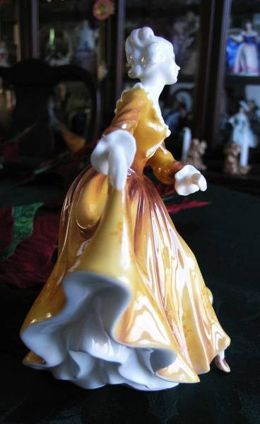 Royal Doulton Figurine (Kirsty HN2381) in Arts & Collectibles in Guelph - Image 2