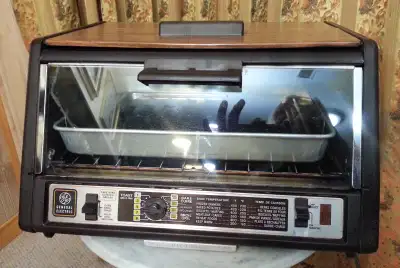 Vintage GE electric toaster oven (top broil element not working), View more