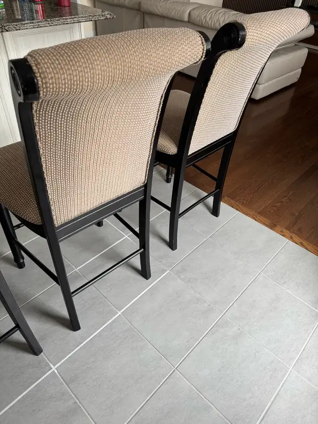 Kitchen table and 6 Chairs in Dining Tables & Sets in Markham / York Region - Image 10