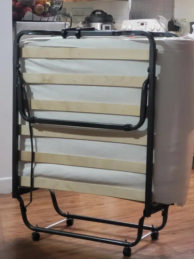 lit pliant in Beds & Mattresses in City of Montréal - Image 3