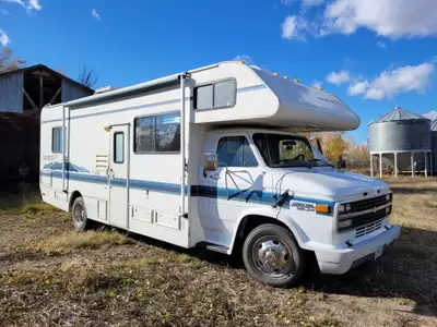 This pre-owned Chevrolet Flyer motorhome is ready for your next adventure, featuring a compact and f...
