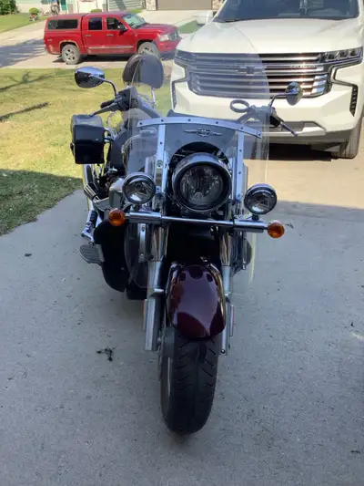 Black, 2009 Boulevard, great ride. Has 18000 km. New battery, Les’s that 500 km on front and back ti...