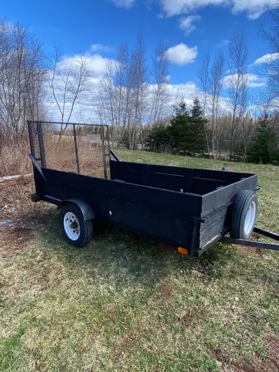 Everything works as it should!! excellent condition!! Located in shediac NB it’s 5x10’ inside
