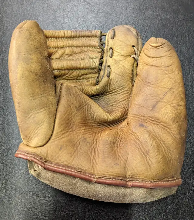 ANTIQUE VINTAGE RARE 2-Fingered Baseball Glove, 5 bats in Arts & Collectibles in St. Catharines - Image 3