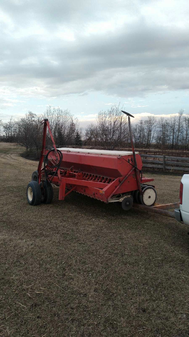 International 620 box drill and field disc  in Farming Equipment in Red Deer - Image 4