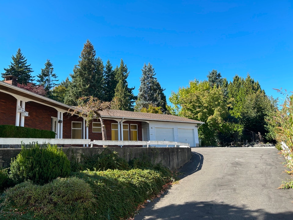 $3,100 / 3br - 3300ft2 - Spacious 3 Bedroom House on Mill Lake 2