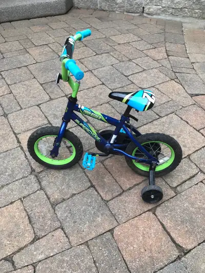 Bicycle with training wheels