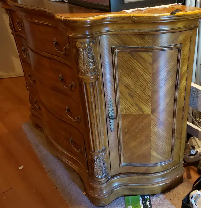 Ornate Solid Wood Bombe Chest - 4 Drawers & Hidden Side Cabinets in Dressers & Wardrobes in Mississauga / Peel Region - Image 6