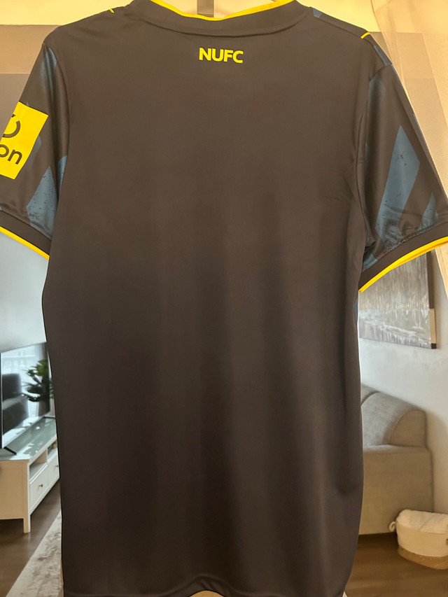 Maillot extérieur de Newcastle taille M ( prix négociable )  dans Soccer  à Ville de Montréal - Image 2