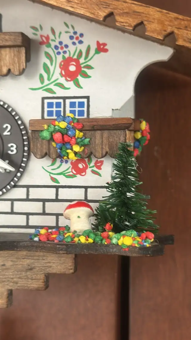 German Chalet swinging girl pendulum clock in Other in Oshawa / Durham Region - Image 3