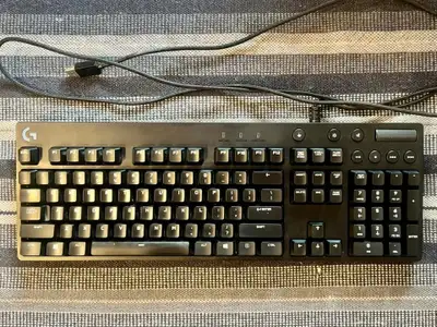 Clavier mécanique avec des switches Cherry MX brunes. Un peu d'usure sur la touche Ctrl de droite, m...