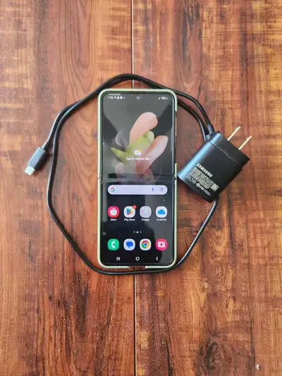 Samsung Galaxy Flip 4 in Mint Condition , View more