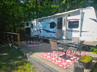 This pre-owned Keystone Sprinter travel trailer is the perfect companion for your next outdoor adven...