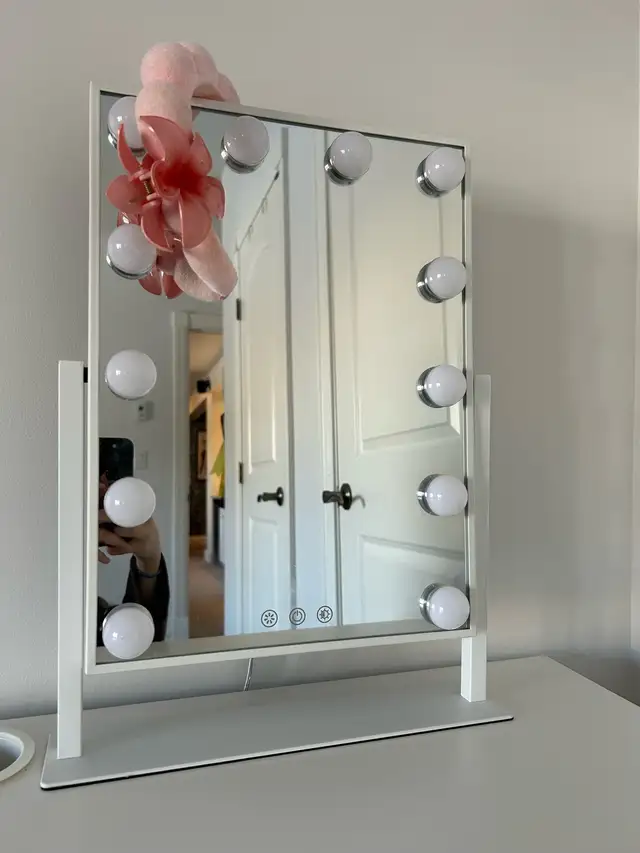 Vanity mirror with lights in Home Décor & Accents in Calgary - Image 5
