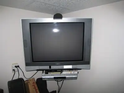 Toshiba 27 inch Flat Screen Colour TV and Bracket for TV Older set but in mint shape and hardly ever...
