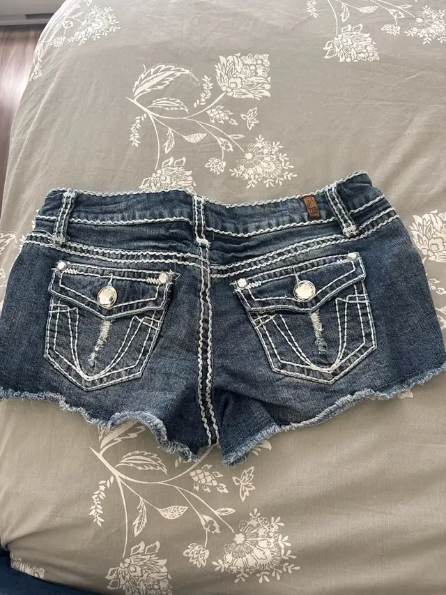 Seven7 Jeans Shorts in Women's - Bottoms in City of Montréal - Image 3
