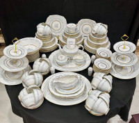 195 pieces serving for 26 persons Vintage 1960s discontinued set