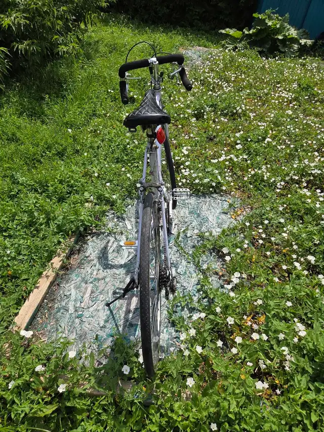 Velo de course blanc, 26", 12 vitesses in Road in Laval / North Shore - Image 4