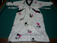 Vintage Ladies Dress - Beautiful design - Still in great shape !