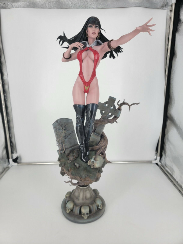 Sideshow Premium Format Vampirella Statue in Arts & Collectibles in Markham / York Region
