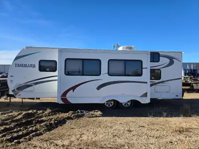 Well-kept 2009 Komfort Trailblazer ready for your next camping season. Rarely used over the last 3 y...