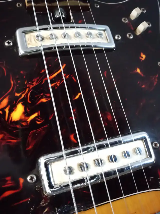 1969 Silvertone in Guitars in Mississauga / Peel Region - Image 10